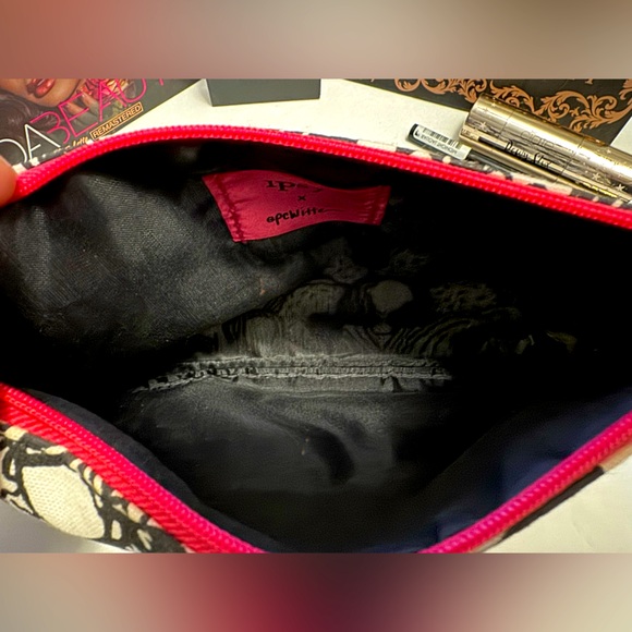 ❤️MAKEUP BAG❤️BLACK & WHITE DECORATION❤️ - Picture 3 of 4